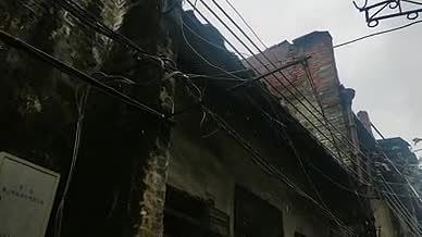 旧楼屋檐雨天雨水电线视频的预览图
